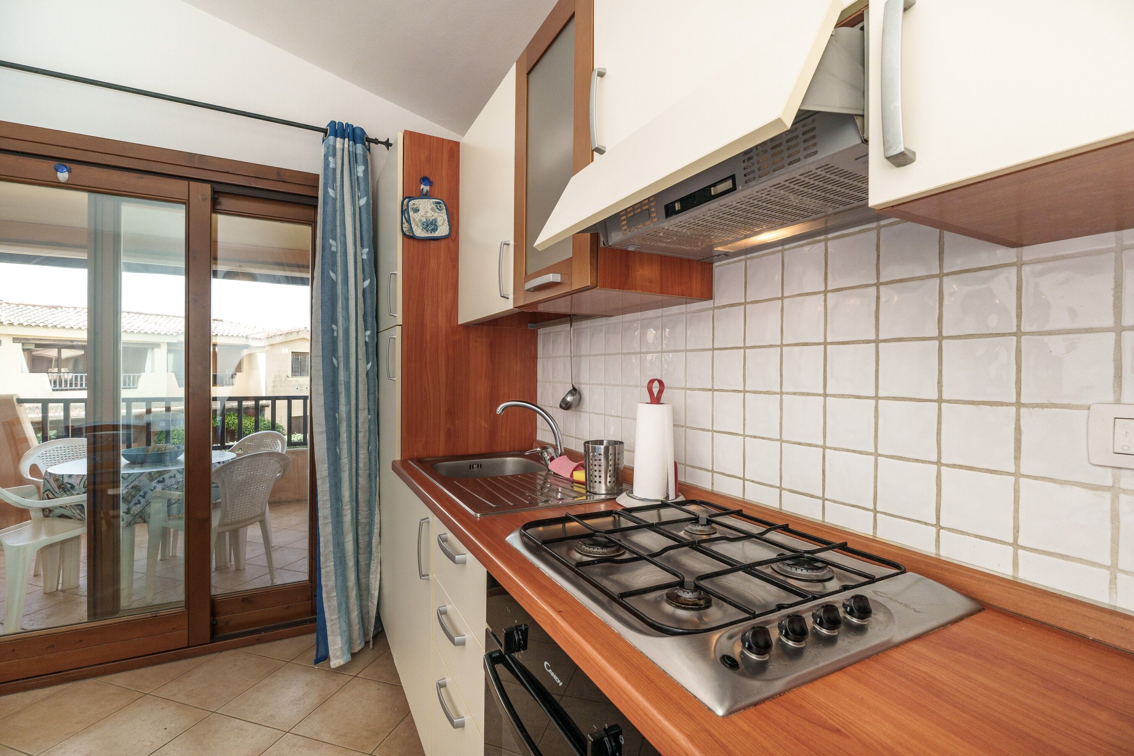 Fridge, oven, stovetop, cookware/dishes/utensils