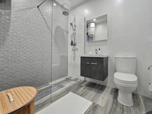 Shower, hair dryer, towels, soap - Modern apartment enjoying Park Views - 2 Bedroom 2 Bathroom (San Pawl il-Baħar)