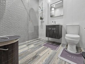 Een douche, een haardroger, handdoeken, zeep