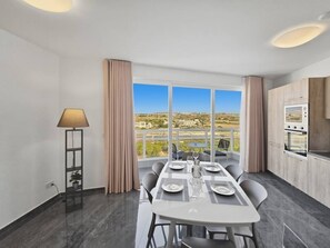 Dining - 5th Floor enjoying open views of the National  Park, 2 bedroom 2 Bathroom (San Pawl il-Baħar)
