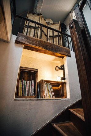Eine Treppe mit integriertem Bücherregal voller Bücher.