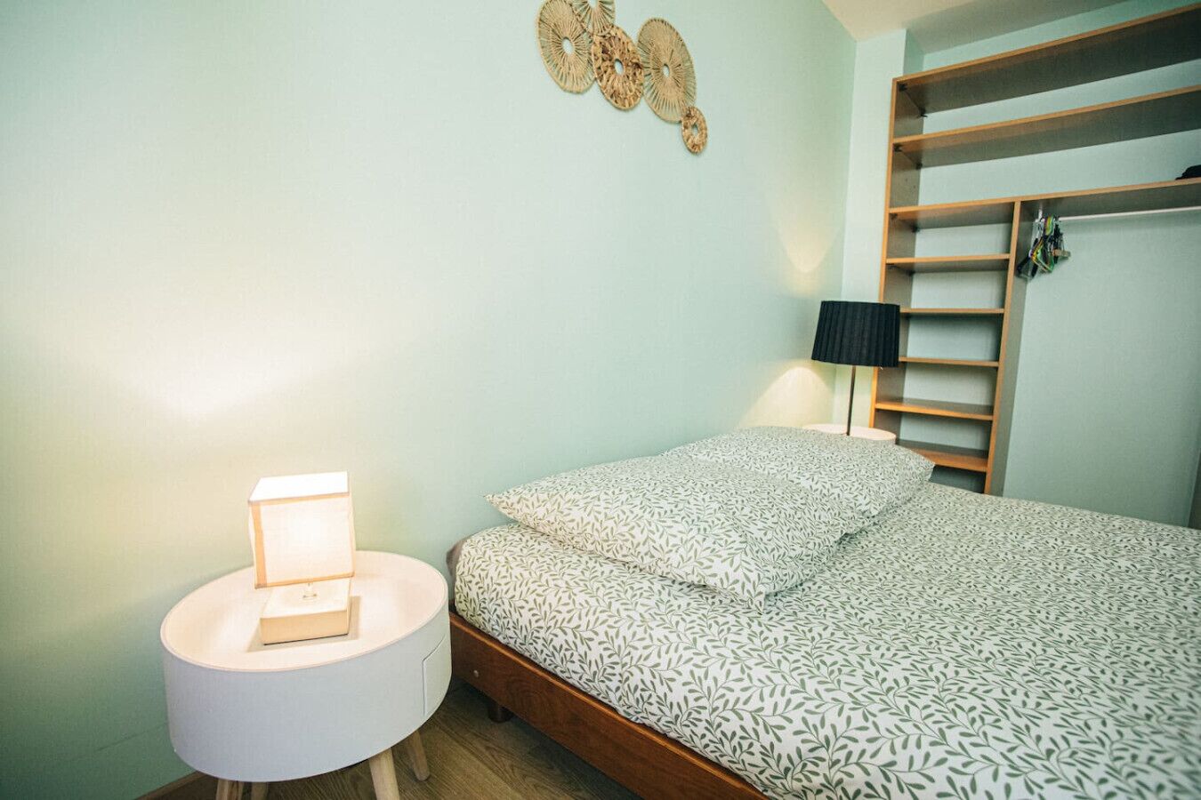 Desk, iron/ironing board, WiFi, bed sheets