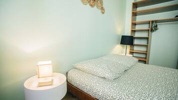 Desk, iron/ironing board, WiFi, bed sheets