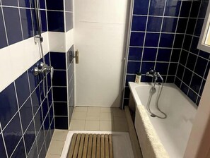 Bathroom - The house of Do (Bonneuil Matours)