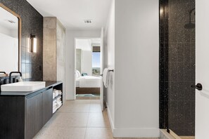 Dusche, Haartrockner, Handtücher, Shampoo