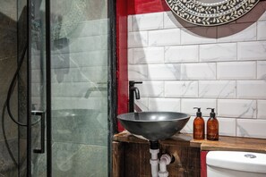 Douche, sèche-cheveux, savon, papier toilette