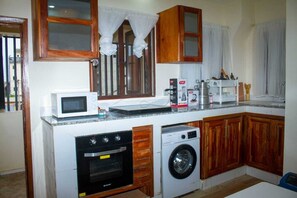 Studio, Garden View | Private kitchen - RESIDENCE MBESSA (Abidjan)