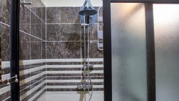 Íbúð | Baðherbergi | Sturta, inniskór, handklæði, salernispappír