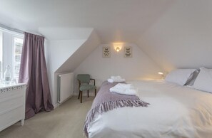 4 bedrooms, iron/ironing board, free WiFi, bed sheets - Near Beach - Pets - Bbq - Fireplace - Sleeps 10 (Leven)