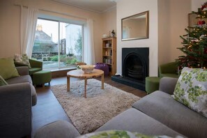 Fireplace - Near Beach - Pets - Bbq - Fireplace - Sleeps 10 (Leven)