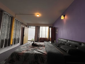 Habitación triple básica, balcón, vista a la montaña | Wifi gratis