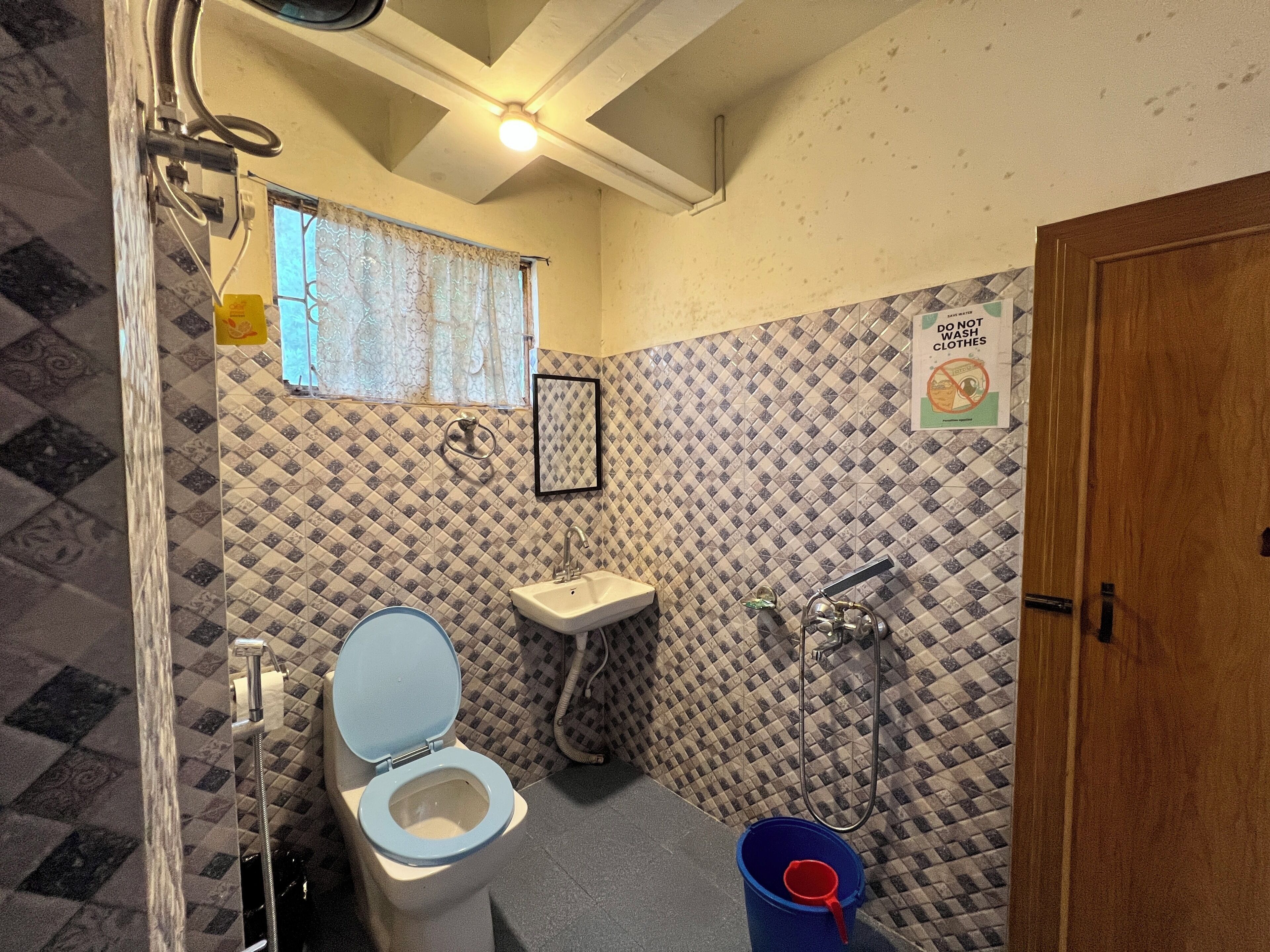 Standard Triple Room, Balcony, Mountain View | Bathroom