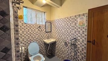 Standard Triple Room, Balcony, Mountain View | Bathroom