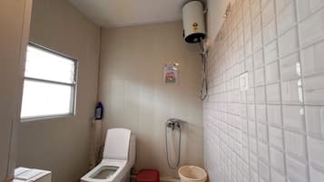 Chambre Triple, balcon, vue montagne | Salle de bain