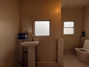 Basic Triple Room, Balcony, Mountain View | Bathroom