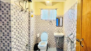 Standard Triple Room, Balcony, Mountain View | Bathroom