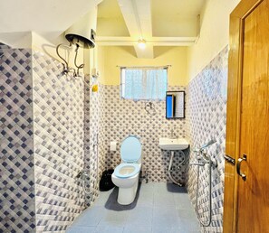 Chambre Triple Standard, balcon, vue montagne | Salle de bain