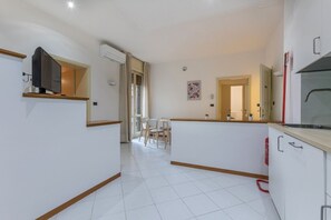 Fridge, microwave, dishwasher - GuestHost - A comfortable and spacious 122 square meters apartment, perfect for seven people, located on the first floor of a building (elevator NOT available).The property is located in the heart of the historic center (in a restricted traffic zone): gu (Bologna)