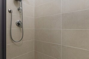 Shower, bidet, towels - GuestHost - A comfortable and spacious 122 square meters apartment, perfect for seven people, located on the first floor of a building (elevator NOT available).The property is located in the heart of the historic center (in a restricted traffic zone): gu (Bologna)