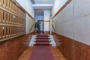 Interior - GuestHost - A comfortable and spacious 122 square meters apartment, perfect for seven people, located on the first floor of a building (elevator NOT available).The property is located in the heart of the historic center (in a restricted traffic zone): gu (Bologna)