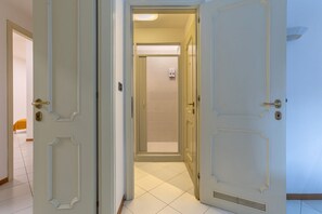 Interior - GuestHost - A comfortable and spacious 122 square meters apartment, perfect for seven people, located on the first floor of a building (elevator NOT available).The property is located in the heart of the historic center (in a restricted traffic zone): gu (Bologna)