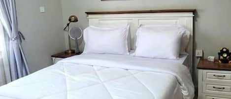 Cofres nos quartos, cortinas blackout, ferros/tábuas de passar roupa