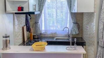Full-sized fridge, microwave, stovetop, cookware/dishes/utensils
