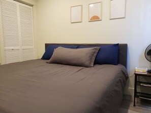 1 bedroom, desk, free WiFi, bed sheets - Welcome To East Dallas! King Bed! Near It All (Dallas)