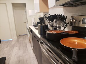 Jääkaappi, mikroaaltouuni, uuni, liesi
