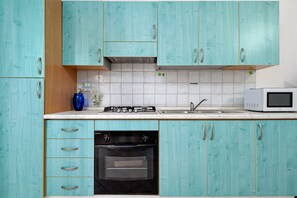 Refrigerador, horno, parrilla de estufa y utensilios de cocina 