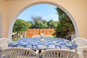 Outdoor dining - Holiday Home 'Trilo Delfino 1' with Private Terrace, Garden and Air Conditioning (San Teodoro)