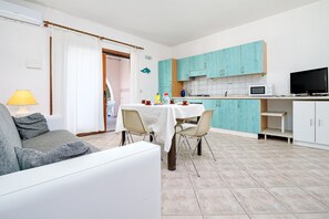 TV - Holiday Home 'Trilo Delfino 1' with Private Terrace, Garden and Air Conditioning (San Teodoro)