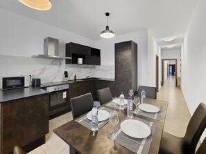 Fridge, microwave, oven, electric kettle - Msida 2 Terraces 2 Bedrooms, 2 Bathrooms Family Friendly (L-Imsida)