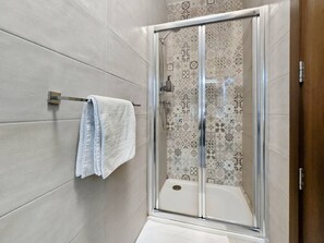 Shower, hair dryer, towels, soap - Msida 2 Terraces 2 Bedrooms, 2 Bathrooms Family Friendly (L-Imsida)