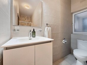 Shower, hair dryer, towels, soap - Msida 2 Terraces 2 Bedrooms, 2 Bathrooms Family Friendly (L-Imsida)