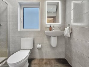 Shower, hair dryer, towels, soap - Msida 2 Terraces 2 Bedrooms, 2 Bathrooms Family Friendly (L-Imsida)