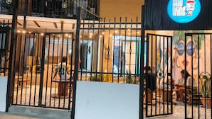 A gated entrance to a building with a sign that reads 'SNO VINE COLOMBIA'. - Nomadas hostels (Santa Marta)