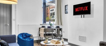 Victoria House 3BR | Royal Stoke Hospital with Parking