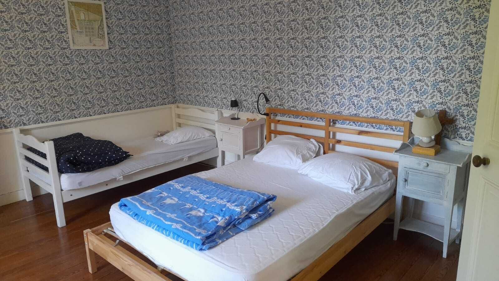 7 bedrooms, travel crib