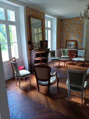 Interior - 15th and 19th century Chateau on 10ha in the countryside (Issé)