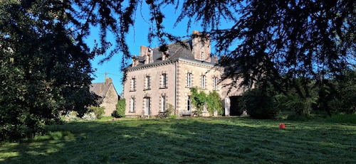 15th and 19th century Chateau on 10ha in the countryside