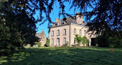 Petit Château 15eme et 19eme sur 10ha à la campagne