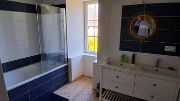 Douche, sèche-cheveux, savon, papier toilette