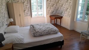 7 makuuhuonetta, vauvan matkasänky