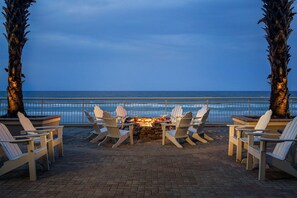 Property grounds - The Shores | Sunset King | S’mores nights, yoga, dining (Daytona Beach)