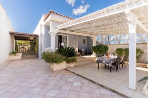 Outdoor dining - Villa Miglietta by BarbaHouse (Torre Lapillo)