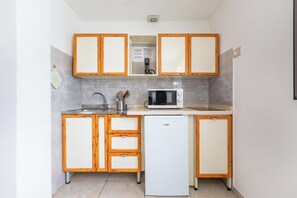 Fridge, microwave, coffee/tea maker, cookware/dishes/utensils