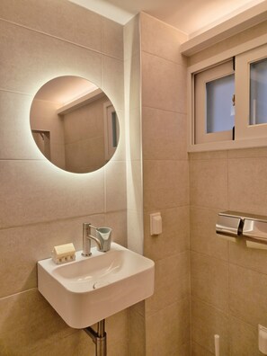 Deluxe-Doppelzimmer (3) | Badezimmer | Dusche, Haartrockner, Handtücher, Seife