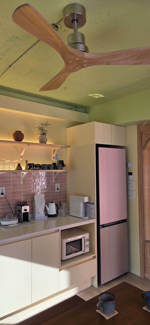 Mini-fridge, microwave, cookware/dishes/utensils - SoSi Stay (Seoul)