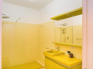 Secadora de cabello, toallas, jabón, papel de baño 